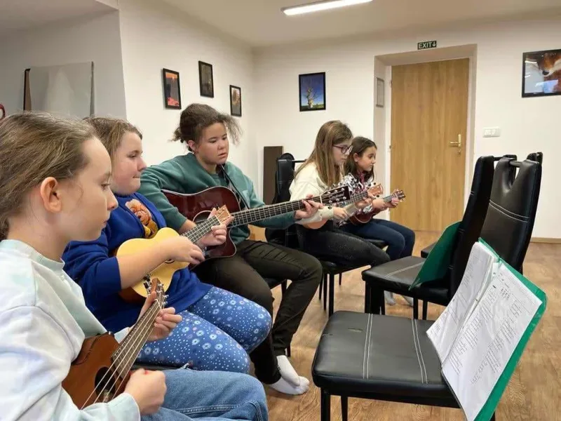 12. – 13. 1. 2024 Přespáčko a práce ve skupinách – Hra na ukulele